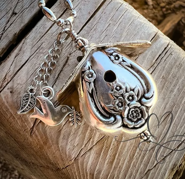🔥✨The 1951 "Magnolia" Birdhouse Necklace