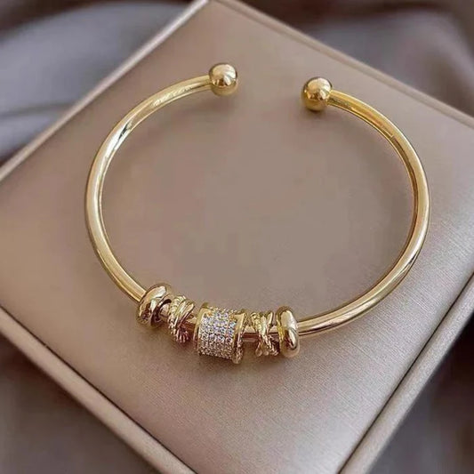 Adjustable bracelet with gold pendants