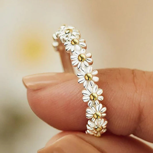 Adjustable daisy ring made of silver and hand-painted enamel