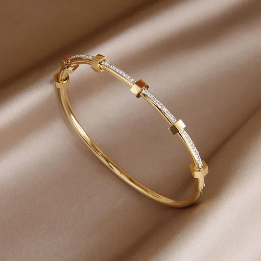 Elegant bright gold bracelet