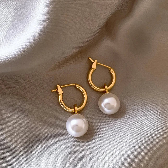 Elegant earrings with gold pearls