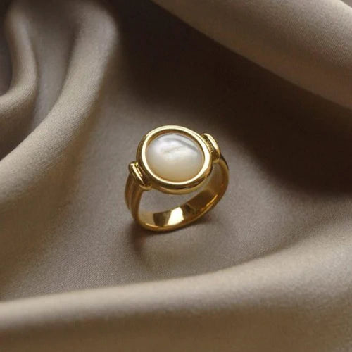 Elegant ring with pearls