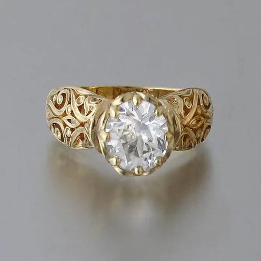 Elegant ring with white zirconia