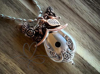 🔥✨The 1951 "Magnolia" Birdhouse Necklace